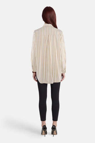 Chemise jaune à manches longues et à motif rayé de Terra di Siena, portée avec un pantalon noir et des escarpins noirs, vue de dos.