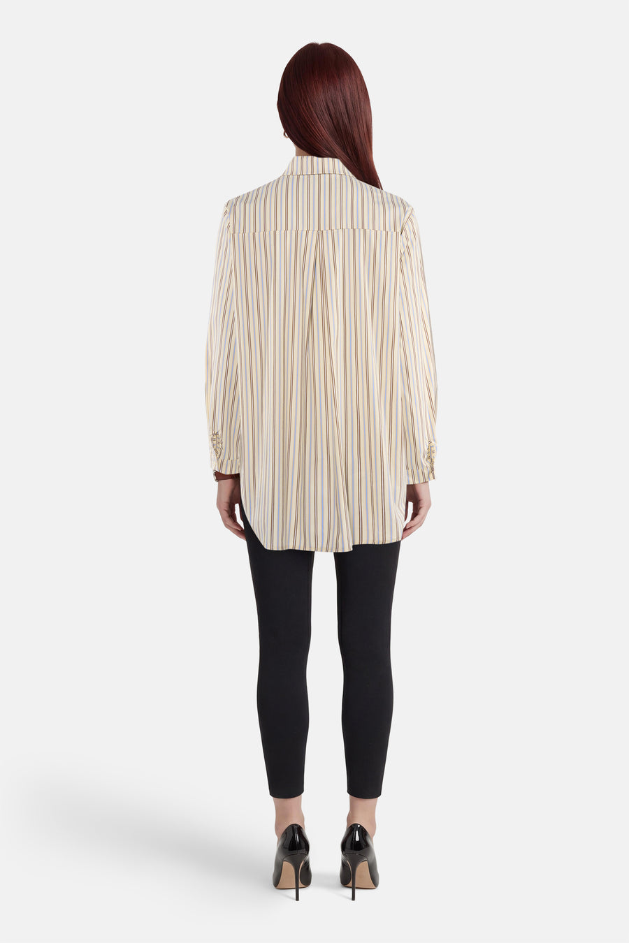 Chemise jaune à manches longues et à motif rayé de Terra di Siena, portée avec un pantalon noir et des escarpins noirs, vue de dos.
