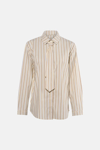 Chemise jaune à rayures de Terra di Siena, à manches longues et avec un détail de bouton à l'encolure, portée avec un legging noir et des talons.