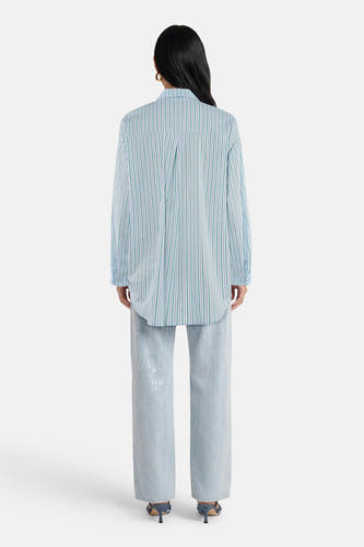 Chemise rayée bleue de Terra di Siena, à manches longues et pantalon bleu clair à paillettes.