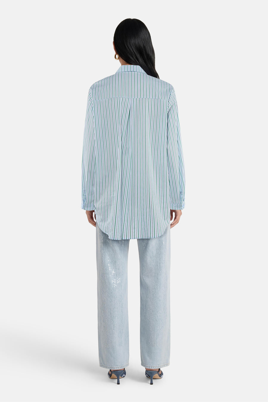 Chemise rayée bleue de Terra di Siena, à manches longues et pantalon bleu clair à paillettes.