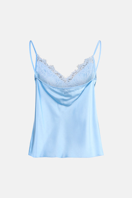 Haut en satin bleu clair de Terra di Siena avec col en V en dentelle et fines bretelles.