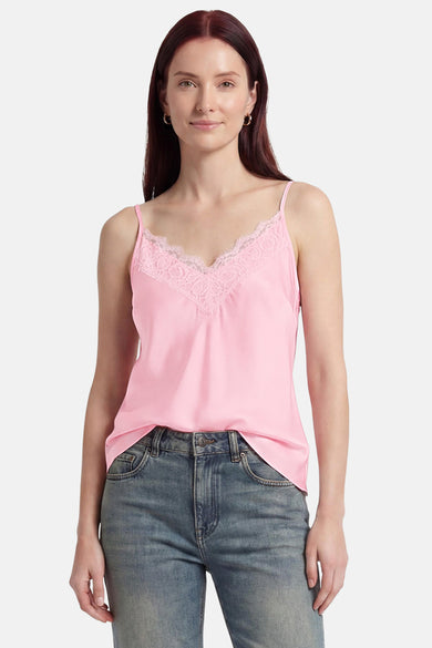 Haut en satin rose avec col en V en dentelle de Terra di Siena, porté avec un jean clair.