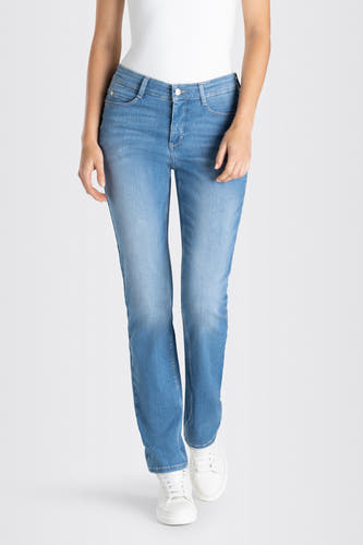 Jean droit bleu clair de MAC, avec des baskets blanches.