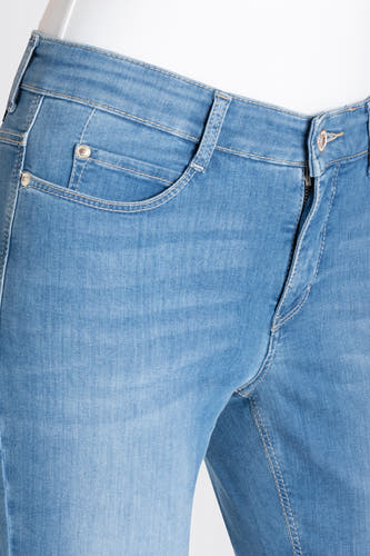 Jean droit bleu clair de MAC, avec un lavage subtil et des points visibles.