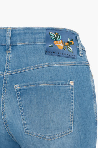 Jean en denim bleu clair droit de MAC, avec un patch brodé sur la ceinture et l'arrière.
