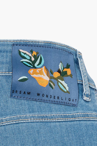 Jean en denim bleu clair droit de MAC, avec des détails de fleurs brodés sur le dos et le texte "DREAM WONDERLIGHT".