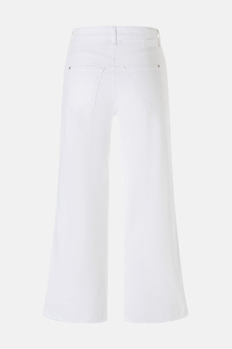 Wijd model jeans van off white denim van MAC, achteraanzicht met achterzakken en riemlussen.

