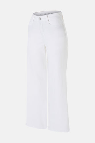 Wijd model jeans van off white denim van MAC, met gerafelde zoom.
