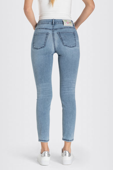 Jean droit bleu moyen de MAC, dos avec étiquette fleurie, lavage clair, coupe ajustée, top blanc et baskets