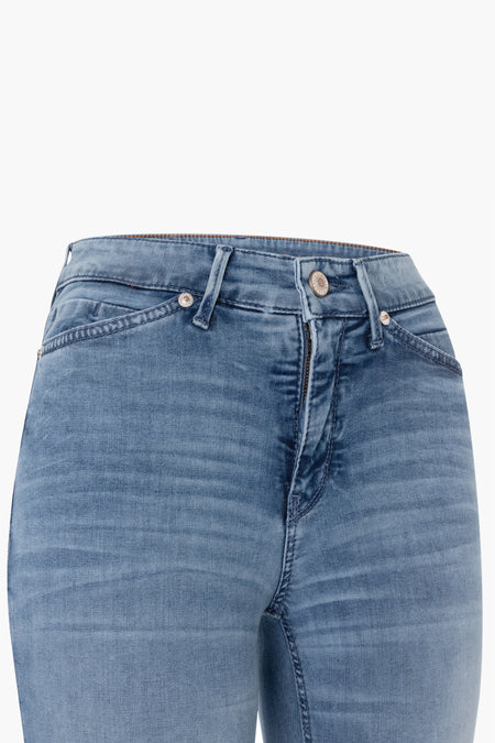 Jean droit bleu moyen de MAC avec texture denim délavé et fermeture éclair visible, vue rapprochée de face