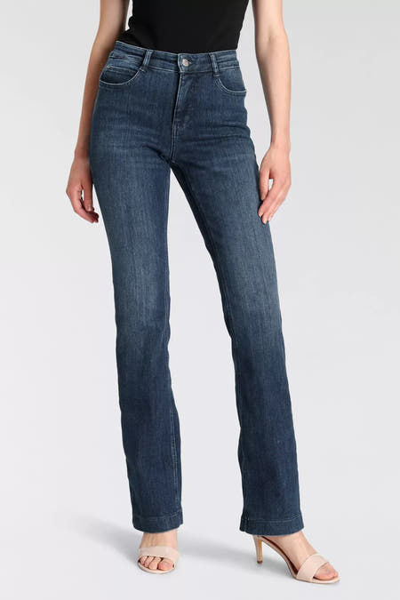 Jean bootcut en denim bleu moyen de MAC, avec lavage clair et style avec talons.