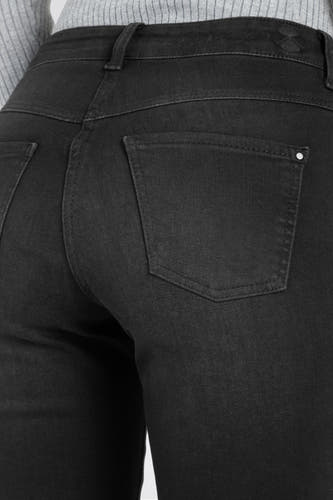 Donkergrijze bootcut jeans van MAC, met achterzakken en een subtiel merklogo op de tailleband.
