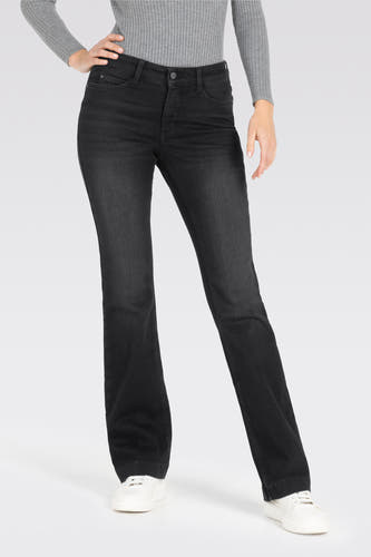 Donkergrijze bootcut jeans van MAC, gedragen met een grijze top en witte sneakers.