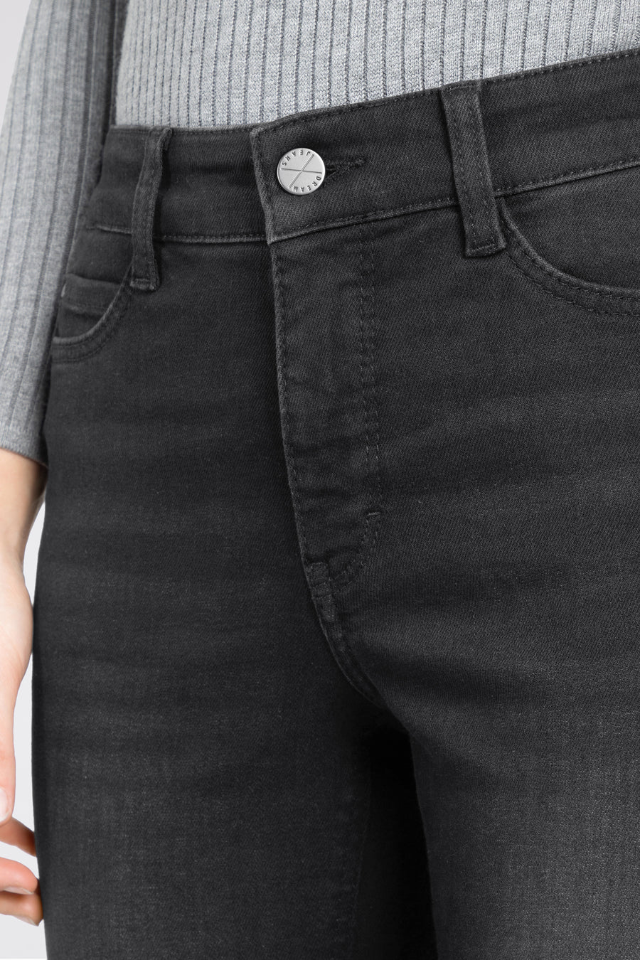 Donkergrijze bootcut jeans van MAC, met een zichtbare knoopsluiting en een subtiele stonewash-afwerking.