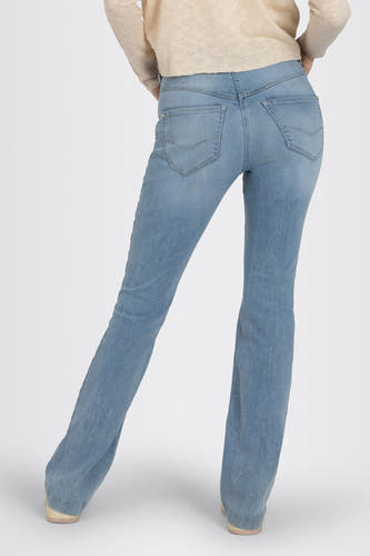 Jean bootcut en denim bleu clair de MAC, vus de dos, avec poches classiques et un délavage subtil.