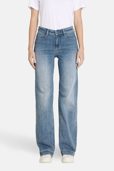 Jean décontracté en denim bleu clair de MAC, avec un design simple et une coupe classique à cinq poches.