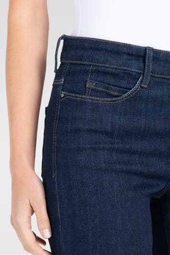 Jean bleu marine large de MAC, avec des boutons et des poches, gros plan.