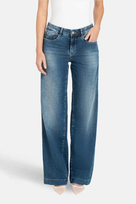 Jean large en denim bleu moyen de MAC, avec des jambes larges et des poches à rabat.