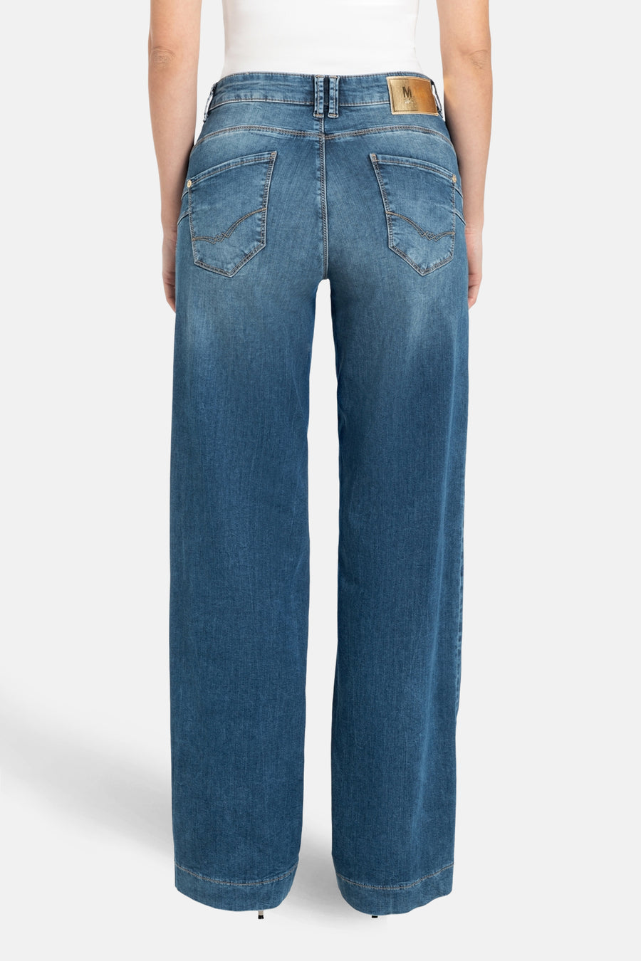 Jean large mi-mollet bleu denim de MAC, avec des poches arrière et un étiquette de marque sur la ceinture.