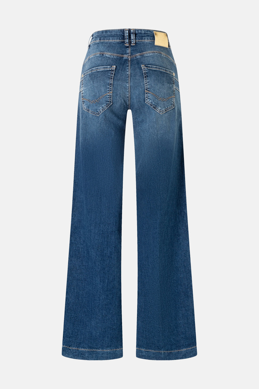 Jean décontracté en denim bleu de MAC avec des poches arrière et une étiquette en cuir.