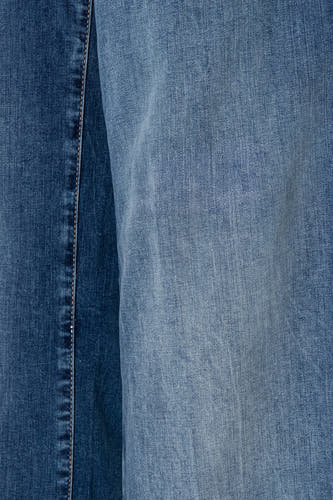 Jean blue denim bleu MAC, avec des surs visibles et une subtile texture lavée.