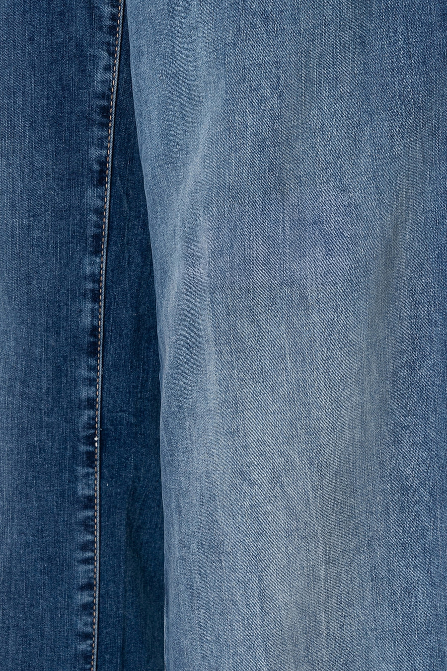 Jean blue denim bleu MAC, avec des surs visibles et une subtile texture lavée.
