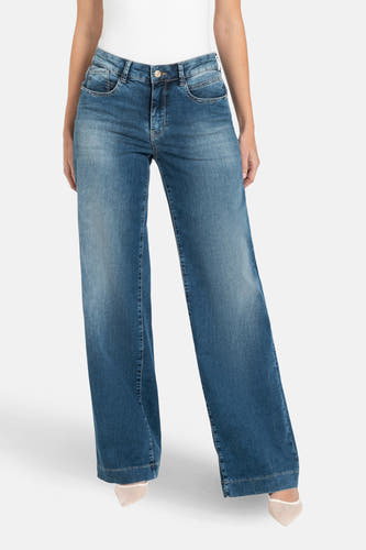 Jean large en denim bleu moyen de MAC, avec des jambes larges et porté avec des chaussures de couleur peau.