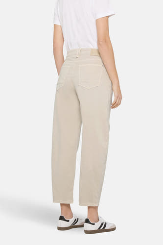 Jean en denim blanc cassé coupe spéciale de MAC, avec jambes droites et poches arrière, combiné avec des baskets blanches et un T-shirt.