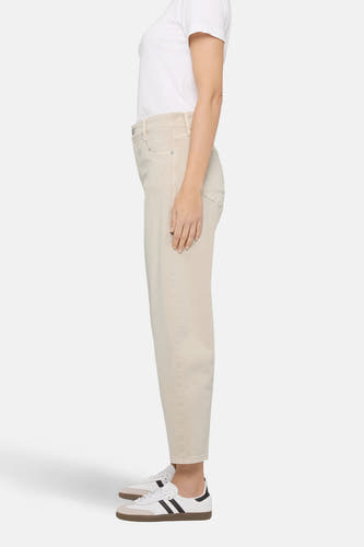 Jean denim écru de MAC, avec une coupe décontractée et porté avec des baskets blanches et un T-shirt blanc.