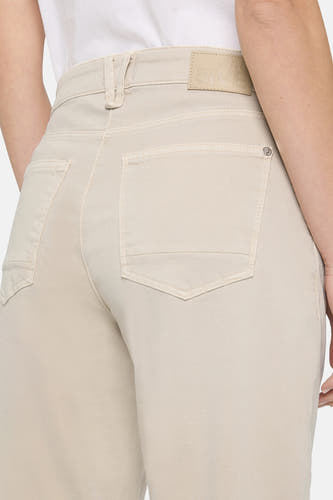 Denim blanc cassé pour femmes de MAC, avec des poches arrière et des passants.