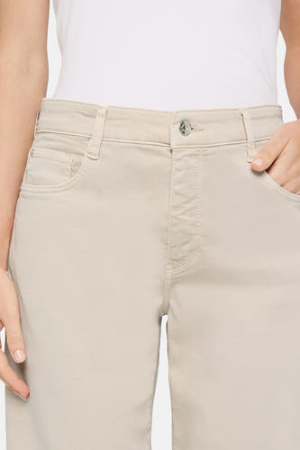 Jean denim blanc spécial van MAC, avec un en main la po et une blanche..