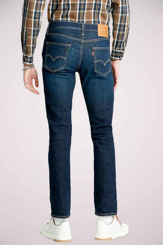 Jean slim fit bleu marine de Levi's®, avec des surpiqures contrastantes et des poches classiques.