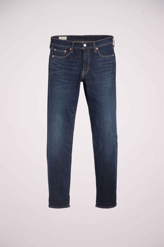 Donkerblauwe slim fit jeans van Levi's®, met contrasterende stiksels en klassieke zakken.
