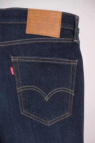 Jean slim fit bleu marine de Levi's, avec une étiquette en cuir et le nom de la marque rouge sur la poche arrière.