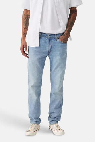 Jean slim fit bleu clair de Levi's, avec texture denim classique et délavage subtil.