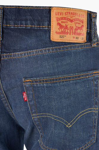 Jean bootcut bleu foncé de Levi's, avec surpiqûres jaunes sur les poches et l'étiquette rouge.