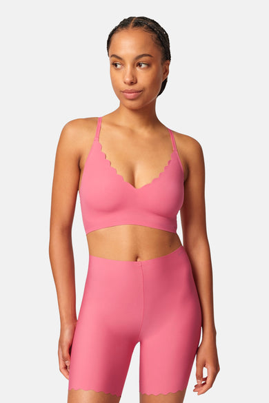 Sous-vêtement rose de SKINY, avec bordures sculptées et fines bretelles.