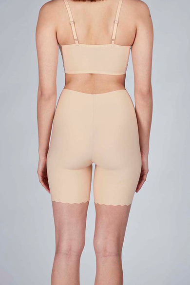 Boxers courts nude de SKINY, avec un fini bordé et une texture lisse, vus de derrière.