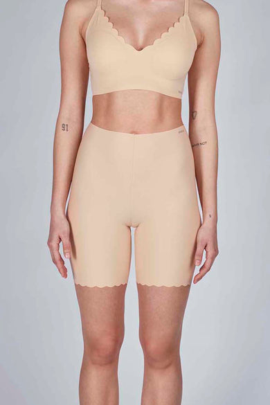 Boxers courts nude SKINY avec une ceinture sculptée et différents tatouages.