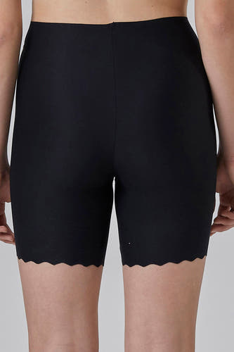 Boîte de shorty noirs SKINY avec un ourlet ondulé en bas, vue depuis l'arrière.