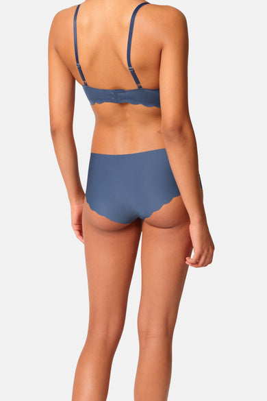Slip bleu de SKINY avec des bords sculptés, vu par derrière.