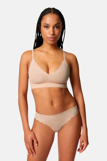 Soutien-gorge beige de SKINY, avec bord festonné et bretelles réglables.