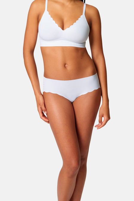 Culotte blanche de SKINY avec bord festonné et un soutien-gorge assorti, porté par un mannequin.