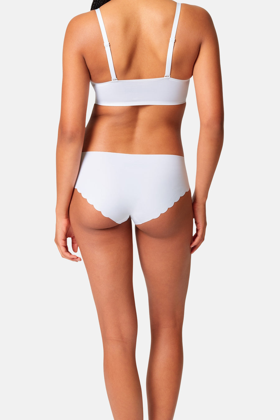 Witte slip van SKINY met geschulpte rand, achterkant, gedragen met een witte beha.
