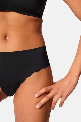 Culotte noire de SKINY à bords festonnés, portée à l'arrière par un mannequin avec un soutien-gorge noir.