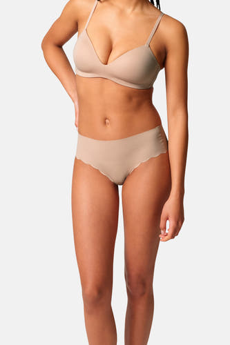 Culotte beige de SKINY avec bord festonné, portée par un mannequin avec un soutien-gorge assorti.