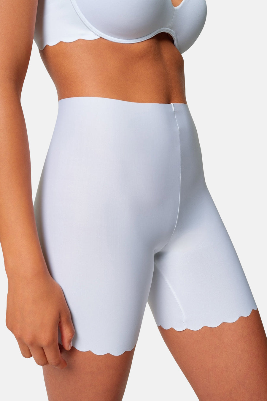 Shorty blanc de SKINY, vu de dos, avec un ourlet festonné et un soutien-gorge blanc.