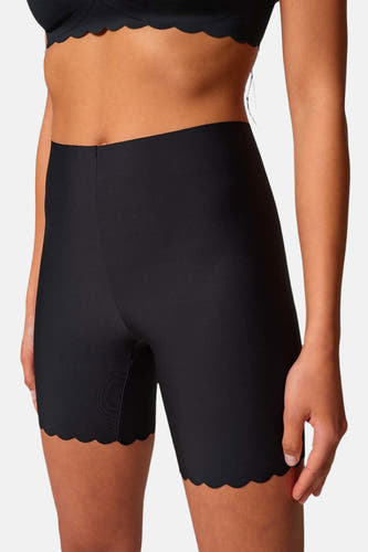 Shorty noir de SKINY, avec bord festonné décoratif, vue de dos, combiné avec un soutien-gorge assorti.