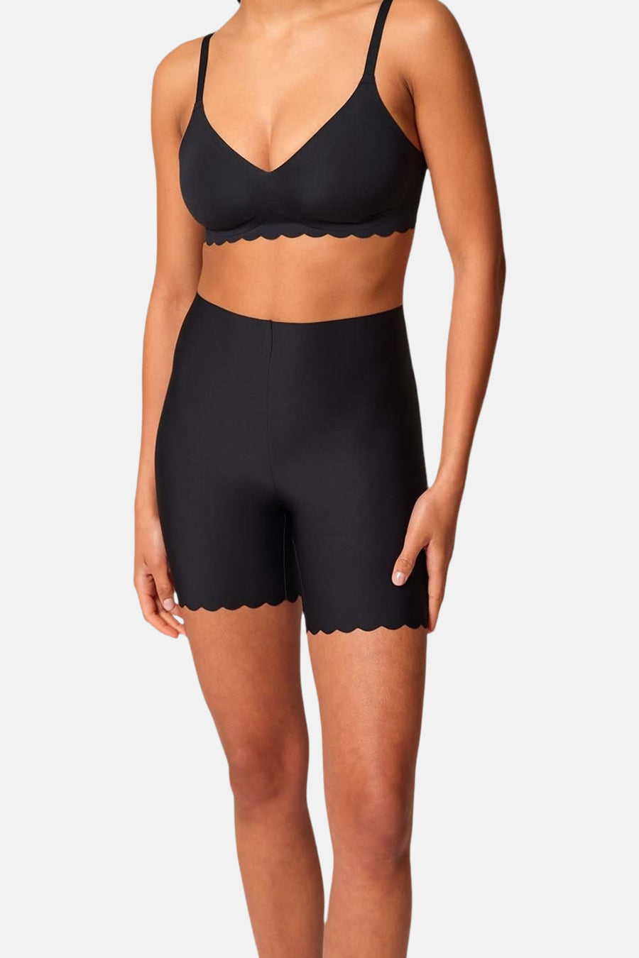 Shorty noir de SKINY, avec un bord festonné et une taille haute.